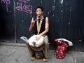 un negro tocando tambores en Camden