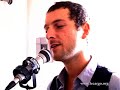 le deal �tait simple si on trouvait un piano la session pourrait se faire. c'est ainsi que l'on se retrouve un midi, dans l'appartement de jean-charles versari, h�las sans lui pour nous assurer un son digne de ce nom. simon et olivier, accompagn�s de lara arrivent, � l'heure. on essaie de pas trop perdre de temps, un plateau t�l� les attend. les aaron d�couvrent les lieux, et on a l'impression de voir deux gamins dans le grenier des grands-parents. s'�merveillant de tous les objets de l'appartement, jusqu'� d�lirer sur les touches rouges du piano (simon proposera m�me pour la tourn�e de recouvrir de vernis rouge les touches du piano d'olivier!). deux enfants, c'est une impression qui ne nous lachera pas, deux enfants talentueux et incroyablement g�n�reux, rieurs et plein d'une �nergie communicative. il faut les voir rire ou s'amuser apr�s chaque morceau, comme un besoin de d�sacraliser tout ce qui leur arrive. pourtant la musique est l�, l'�motion est palpable et les deux aaron ont autant � donner pour une simple cam�ra dans un appartement parisien que dans une salle de concert. 

apprenant qu'ils leur restent assez de temps simon & olivier nous offrent une magnifique reprise de l�onard cohen, puis enchainent sur une sceance photo � l'int�rieur de l'appartement. utilisant tous les incroyables objets qui leurs tomberont sous la main, comme des enfants le feraient... toujours cette envie de jouer et de donner.

un �norme merci, du fond de nos cales, � lara, olivier, simon et jean-charles.


www.myspace.com/aaronrecordings 
www.aaronwebsite.com 

www.lecargo.org
