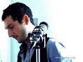 le deal �tait simple si on trouvait un piano la session pourrait se faire. c'est ainsi que l'on se retrouve un midi, dans l'appartement de jean-charles versari, h�las sans lui pour nous assurer un son digne de ce nom. simon et olivier, accompagn�s de lara arrivent, � l'heure. on essaie de pas trop perdre de temps, un plateau t�l� les attend. les aaron d�couvrent les lieux, et on a l'impression de voir deux gamins dans le grenier des grands-parents. s'�merveillant de tous les objets de l'appartement, jusqu'� d�lirer sur les touches rouges du piano (simon proposera m�me pour la tourn�e de recouvrir de vernis rouge les touches du piano d'olivier!). deux enfants, c'est une impression qui ne nous lachera pas, deux enfants talentueux et incroyablement g�n�reux, rieurs et plein d'une �nergie communicative. il faut les voir rire ou s'amuser apr�s chaque morceau, comme un besoin de d�sacraliser tout ce qui leur arrive. pourtant la musique est l�, l'�motion est palpable et les deux aaron ont autant � donner pour une simple cam�ra dans un appartement parisien que dans une salle de concert. 

apprenant qu'ils leur restent assez de temps simon & olivier nous offrent une magnifique reprise de l�onard cohen, puis enchainent sur une sceance photo � l'int�rieur de l'appartement. utilisant tous les incroyables objets qui leurs tomberont sous la main, comme des enfants le feraient... toujours cette envie de jouer et de donner.

un �norme merci, du fond de nos cales, � lara, olivier, simon et jean-charles.


www.myspace.com/aaronrecordings 
www.aaronwebsite.com 

www.lecargo.org