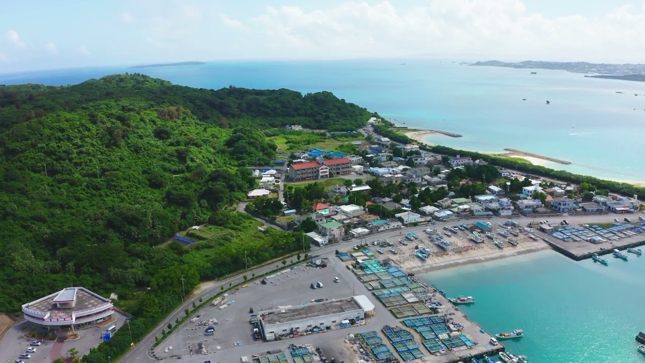 うるま市ガイドマップ「うるまいろ」 浜比嘉島集落（2）旧浜中学校空撮の画像