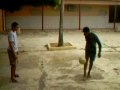 samy e nelsom brincando com a bola