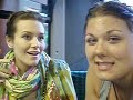 tv� sk�nebrudar i en buss utanf�r sacre ceour.