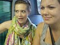 tv� sk�nebrudar i en buss utanf�r sacre ceour.