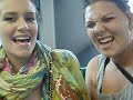 tv� sk�nebrudar i en buss utanf�r sacre ceour.