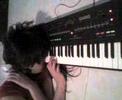 AGUS TOCA EL PIANOO CN LA CABEZA!