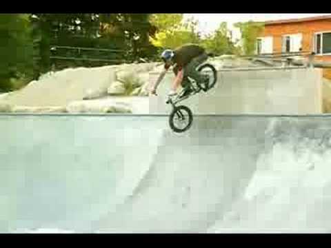 BMX BIKES TRICKS STUNTS CRASHES