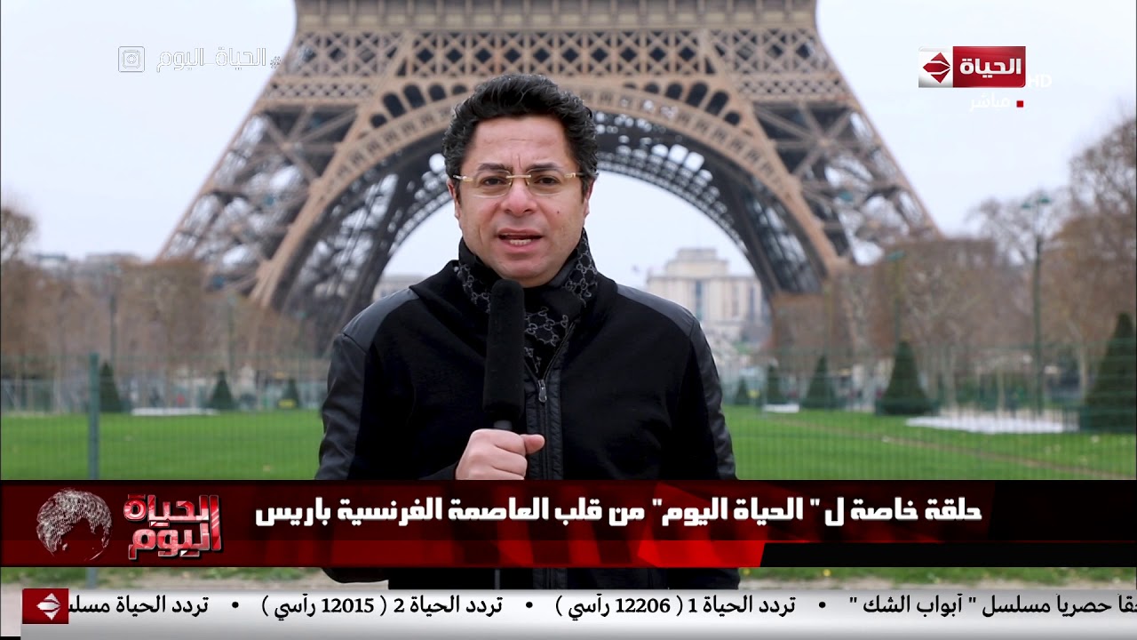 أحد متظاهري السترات الصفراء يداعب كاميرا الحياة اليوم