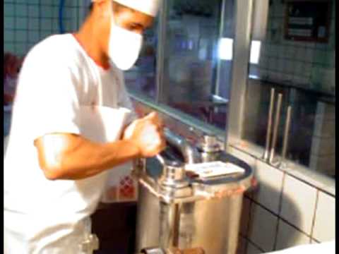 EMBUTIDORA - Embutidora de linguiças manual vertical Jamar modelo EJVI-30. Esta embutidora é capaz de produzir 180 quilos de linguiça por hora. Para adquirir esta máquina...