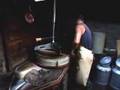 fabrication artisanale d'un fromage d'alpage suisse