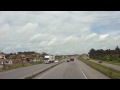Na BR 101, na Grande Florianópolis (SC), as obras de construção estão em atraso, o que mostra a falta de consistência em matéria de políticas públicas há, para incremento da malha rodoviária, por parte dos nossos governantes republicanos. Entra governo e sai governo (tucanos e petistas), o Brasil ea população de modo geral sofrem com os desmandos das autoridade sem capacidade de diluir os problemas de infra estrutura rodoviária. Veja as imagens que por si própria, mostram que, em 8 anos de Governo Lula, o mesmo não equacionou os problemas de duplicação da BR 101, em solo catarinense. É lastimável esse quadro caótico. O Governo de 