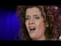 wiener symphoniker (dirigent: aleksandar markovic), wiener s�ngerknaben, angelika kirchschlager, roland neuwirth, dobrek bistro (krzysztof dobrek, aliosha biz, alexander lackner, luis ribeiro)

-------------------------
er�ffnung der wiener festwochen (wien, 9.mai 2008)

-------------------------
ja, der herbst wird kumma,
is a jetzt der mai.
wird�s a schena summa,
is er bald vorbei.

treibt des bluat mi dann fuat
in die weitn
bleibt die seel in mir fest
wie die zeitn,

sagt ma: suach dir liaber
a warm�s platzl wo
und renn ned feig vor dir selber davo'!

wer wo a nest hat,
der is daham,
hat sei klanes zweigerl
drobn auf�m bam,
singt wie a vogerl,
singt von daham. 
viel leut� ham ka nest
und singen nur im tram.