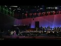 wiener symphoniker (dirigent: aleksandar markovic), wiener s�ngerknaben, angelika kirchschlager, roland neuwirth, dobrek bistro (krzysztof dobrek, aliosha biz, alexander lackner, luis ribeiro)

-------------------------
er�ffnung der wiener festwochen (wien, 9.mai 2008)

-------------------------
ja, der herbst wird kumma,
is a jetzt der mai.
wird�s a schena summa,
is er bald vorbei.

treibt des bluat mi dann fuat
in die weitn
bleibt die seel in mir fest
wie die zeitn,

sagt ma: suach dir liaber
a warm�s platzl wo
und renn ned feig vor dir selber davo'!

wer wo a nest hat,
der is daham,
hat sei klanes zweigerl
drobn auf�m bam,
singt wie a vogerl,
singt von daham. 
viel leut� ham ka nest
und singen nur im tram.