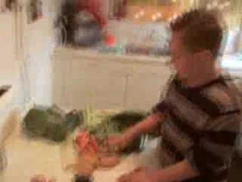 waskochendotch - Schweizer Küche vom Feinsten Gerade mal 11 Jahre ist unser heutiger Koch alt -- doch er kocht wie ein Profi. Noch mehr Kochfilmchen gibts unter www.waskochen.ch.