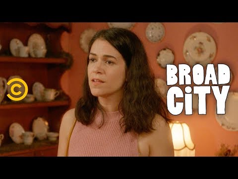 Abbi Breaks Some Huge News to Ilana - Broad City