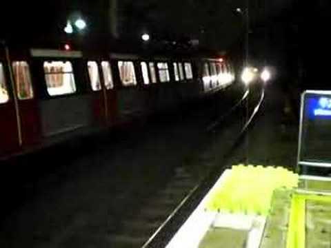 往尖東列車駛進港鐵大學站  &  不停站列車 ( MLR ) 駛經港鐵大學站