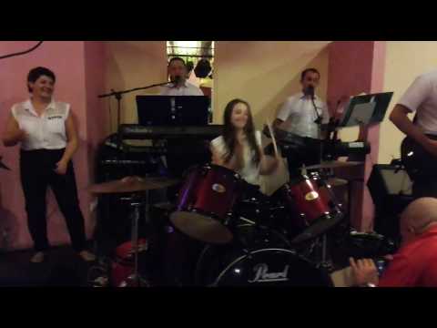 Szalona dziewczyna daje czadu na perkusji podczas wesela.