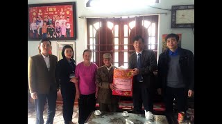 Phó Chủ tịch UBND thành phố Phạm Tuấn Đạt tặng quà Tết người có công