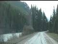 videos de driving small gravel road in Canadian wilderness