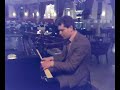 Arnold Schaaij speelt piano in het Kurhaus Arnold Schaaij speelt piano in het Kurhaus