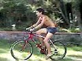 Pazzo si tuffa con BICI