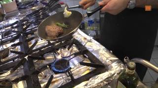 Rumpfsteak englisch an buntem Tomatensalat und Anis, Basilikum Vinaigrette