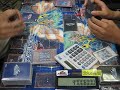 Bblue福岡で2009年5月4日に開催された公認大会（レギュラークラス）の 映像です。その1 右のデュエリストが『猫シンクロデッキ』で左のデュエリストは『メタビデッキ』です 。