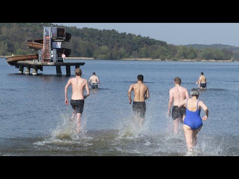 Traditionelles Anbaden an Karfreitag am Berliner Wannsee