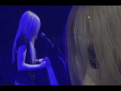 Avril Lavigne - Slipped away LIVE
