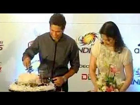 Sachin Tendulkar, 40, cuts cake with wife Anjali