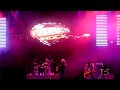 en el medio por ser vocalista de Chopper (banda) una de las bandas más representativas del metal uruguayo) en vocales, Norberto Arriola en guitarra, Fernando Alfaro en batería y Giampaolo Giaimo en bajo, más tarde sustituido por Francisco Fatoruso. Luego de algunas grabaciones y otra vez el alejamiento del bajista, la banda queda inactiva. Después de varios meses reanuda sus actividades, ahora con Enzo Broglia(ex Bajo de Sátrapa en el bajo y coros,con el cual la banda llega a su debut en ...