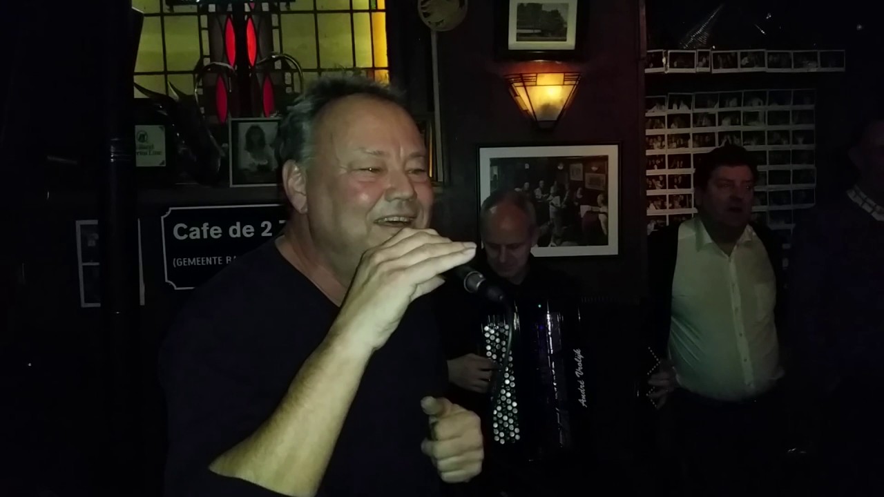 Barman Eduard zingt "Mag ik bij jou" bij de Twee Zwaantjes