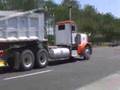 Peterbilt Gives Shave Salute w/Trainhorn!