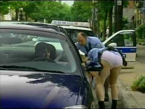 dos policias sin pantalones intervienen vehiculos (camara oculta)