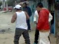 Borrachos muy amigos hacen patético espectáculo