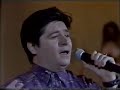 gilberto e gilmar  cantando outro dia nasceu no programa do gugu.