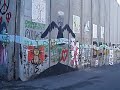 Massaleros en el Muro de la Verguenza