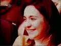 özer atik komedi dükkanı yüzümden düşen bin parça senin yüzündendahası canımdan bezdirdi hasretinhasretim sanagözümden düştün yaşlarlazamanlaçok değil daha birkaç ay öncevurgundum ben sanahatırlasanaellerin ellerimde sewdanın demlerindekışın son günlerinde benleydinbembeyaz güllerinle en ayaz gecelerdekapında sabahlayan hep bendimkör olası merhametimcanımsın sen benimne yaparsan yap kızamıyorum sanahaketmedin haketmiyorsunama aklımda duruyorsunneden hatır bile soramıyorum sana