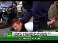 Valencia se ha convertido en un campo de batalla. La violencia estalló cuando la policía desalojó por la fuerza a estudiantes que protestaban contra el recorte de los presupuestos para educación. Más de 25 personas fueron detenidas en los incidentes. Los uniformados golpearon a los manifestantes con porras y los arrastraron para despejar las calles. Las fuerzas de seguridad incluso dispararon balas de goma contra los jóvenes, indica el diario El País. También se informa de la existencia de varios heridos. El jefe de la policía local, Antonio Moreno, dijo que los efectivos utilizaron 