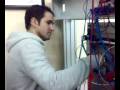 El Sr. Bartolomé ha cambiado su motosierra por un par de cilindros neumáticos y varias electroválvulas.: ha montado un circuito y comprobamos que la electroneumática se le dá bien y funciona correctamente (no es tan tonto como dicen...). Mientras, Álvaro hace unos ajustes para conseguir mayor precisión... ... leñador Bartolo Bartolomé Esteve Terradas MAS2 