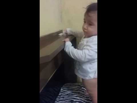Ainda ia fazer um aninho e já ajudando a mamãe Ainda ia fazer um aninho e já ajudando a mamãe
