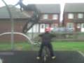 videos de Kieran Jumpng Of The Swing At The Park Over Shane, On A Bike