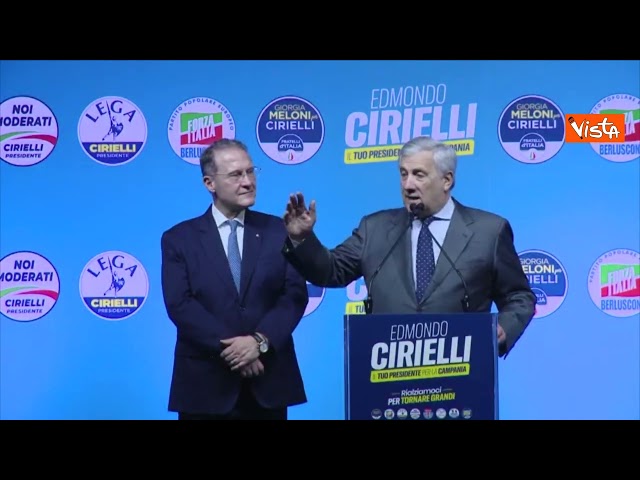 Tajani ricorda Berlusconi a comizio Napoli, la platea grida: "Silvio, Silvio"