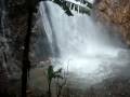A beautiful waterfall in ThailandUne magnifique cascade en Thaïlande