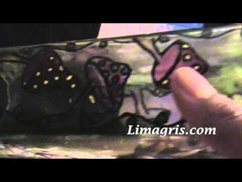 Artista recicla botellas para crear lámparas
