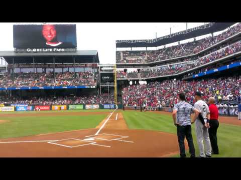 Rangers, special guests give Jeter Texas hat tip