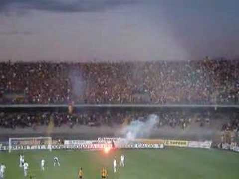 Tifosis alentado al Lecce en el estadio Via del Mare