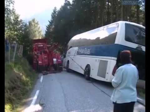 grøfta - Det kunne gått alvorlig gale når denne bussen var nær på å velte oppover mot Oldedalen . Redningsmannskap fekk til slutt kontroll over situasjonen . Uansett ...