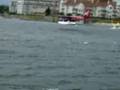ビクトリアハーバーに着水する水上飛行機