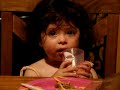 Avril cenando fideos con mama y lulu
