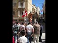 マルタ島のイースターサンデーでは、復活したキリストの像をかついで町中を練り歩くところがあるが、なぜかその行列を一部走って運ぶところがある。マルタの知り合いに訊いても、何故かは知らない、とのことでした。（彼女の村ではやらない。）